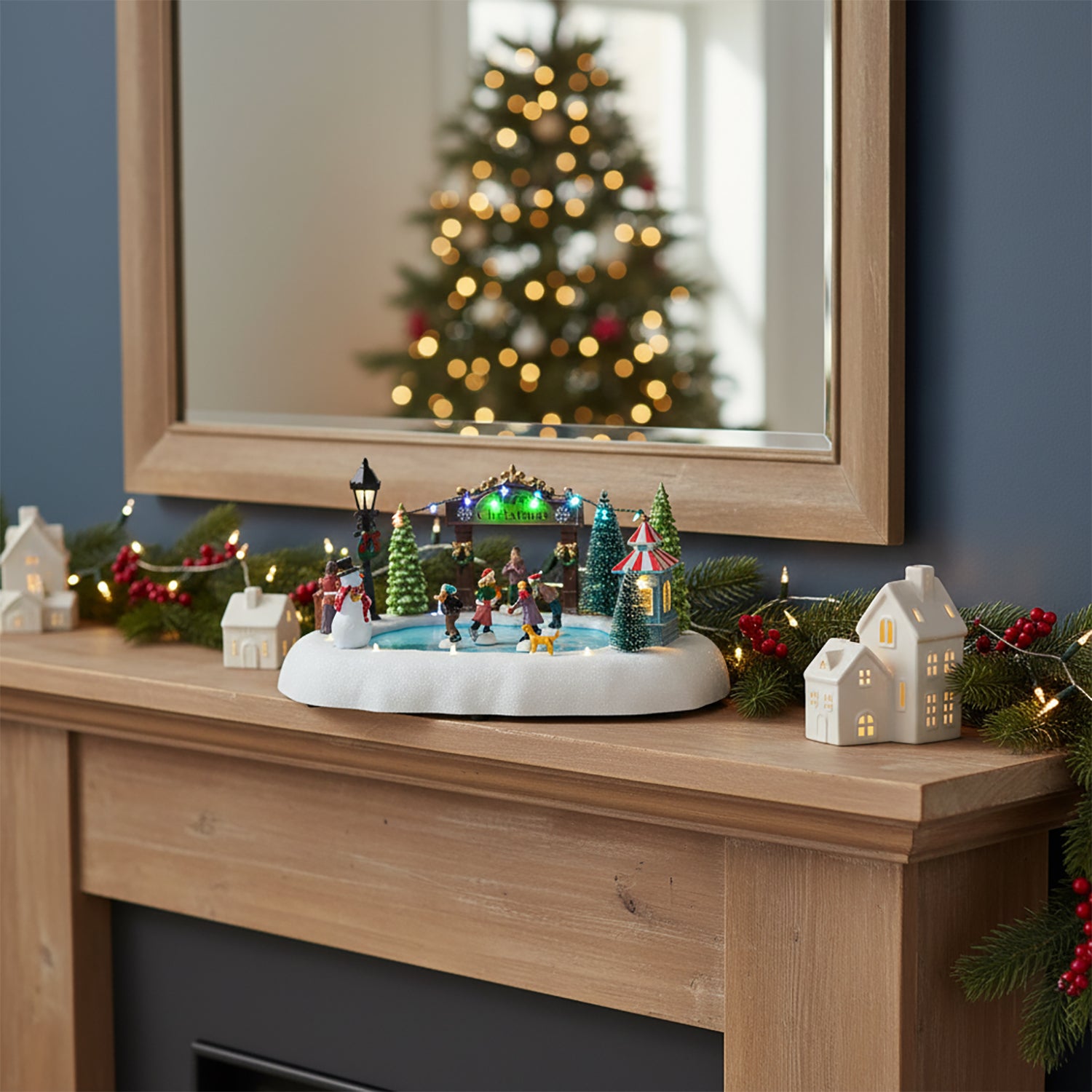 VESTIAMO CASA GRAN NATALE - Pista Pattinaggio Natalizia con Luci LED e Musica - h17x32x24 cm